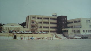 創立時、完成したばかりの校舎の画像