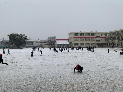運動場の雪景色