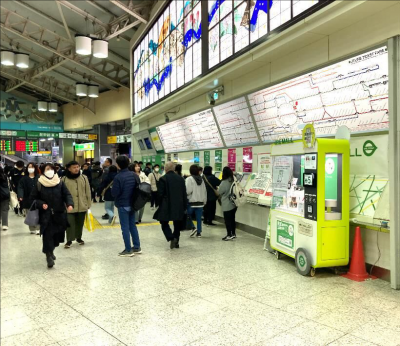 上野駅のコンコースに設置された無人ショーケース