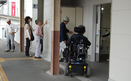 富田林駅での現地点検の様子の画像