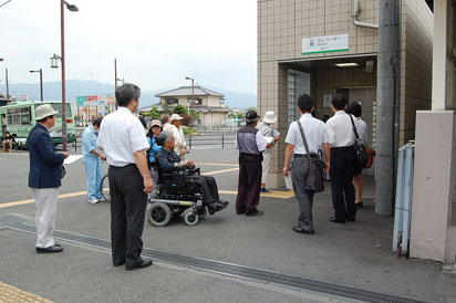 喜志駅での現地点検の様子の画像