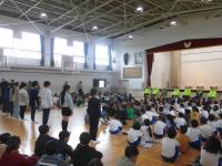 見守り隊の方にお礼を言っている児童会の子どもたち