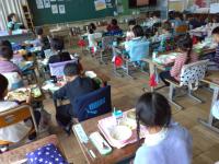 1年生が給食を食べています