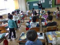 1年生が給食のお代わりをしています