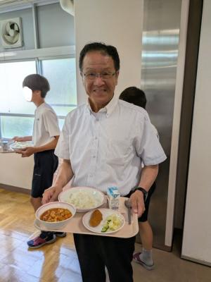 給食を持った市長の写真