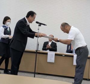 表彰状交付状況写真
