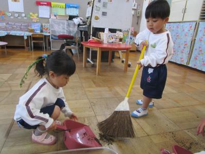 3歳児もお掃除します