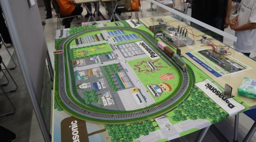 手回し発電・太陽光発電で電車を走らせよう！