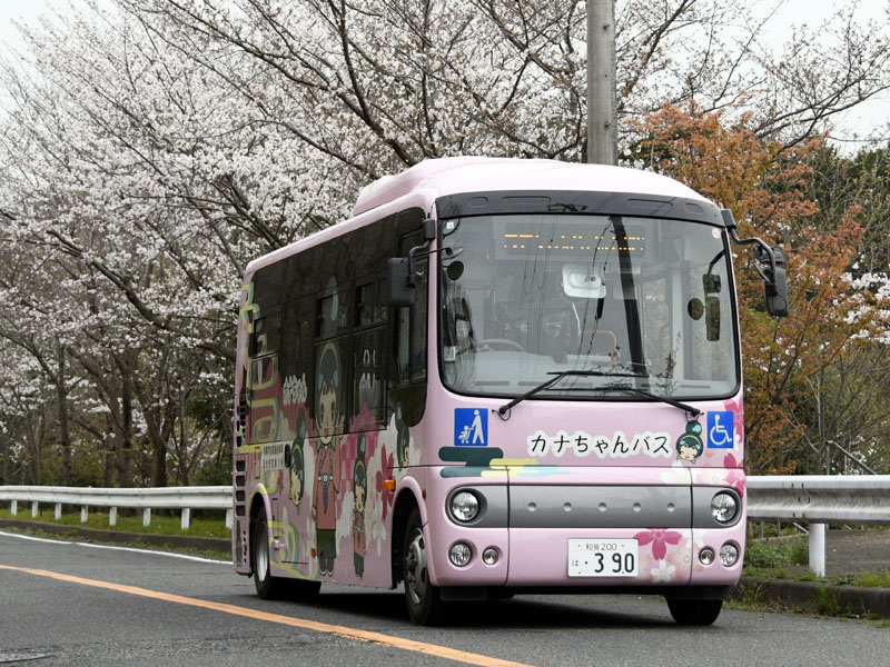 桜並木を走行するカナちゃんバス