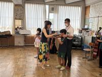 バイオリンに挑戦している子ども