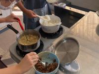 ご飯とみそ汁をよそう子供