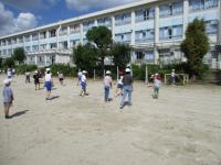 運動場で遊ぶ赤群の子供たち