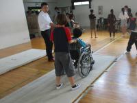 車いすをおしている4年生の子どもたち