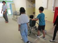 廊下での車いす体験の様子