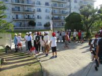 正門だあいさつをする代表委員