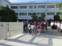 集団で登校してくる子どもたち