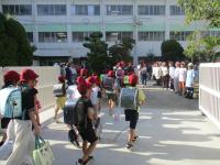 元気な挨拶をする子どもたち