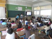 1年生の教室で読み聞かせをしている高学年