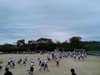 運動場で走っている様子