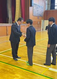 中学3年生に合格祈願マンホールカードを配布する写真