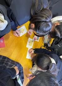 中学3年生に合格祈願マンホールカードを配布する写真