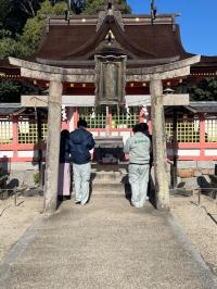 中学3年生に合格祈願マンホールカードを配布する写真