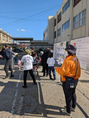 投票シール配布