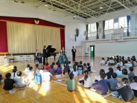 歌を歌っている様子