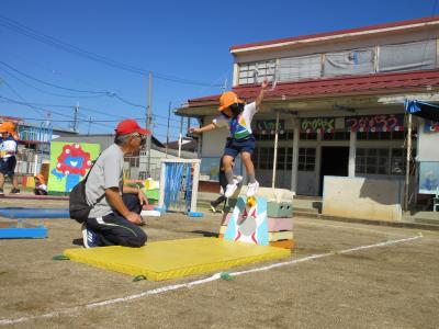 3歳児も運動遊具に果敢にチャレンジしています