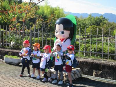 かぐや姫のモニュメントの前でハイチーズ