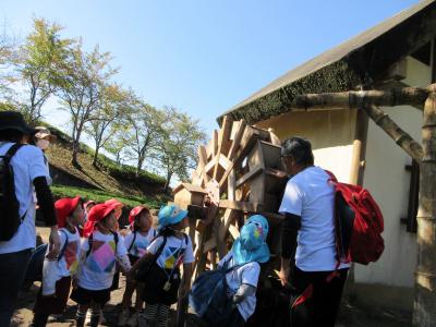 水車の様子を熱心に見ています。
