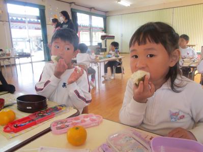 自分でおにぎりを握って食べています