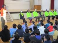 前に座っている見守り隊の方々