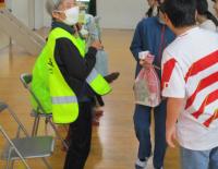 プレゼントを渡す子どもたち