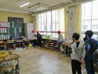 ボーリングを楽しむ子供たち