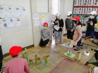 的投げをしている子どもたち