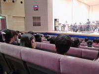 しっかりとオーケストラの演奏を聴く子どもたち