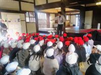 旧杉山住宅を見学する子どもたち