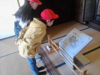 説明を読む子供たち