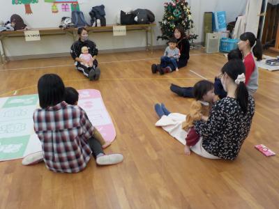 お家の人の膝の上で