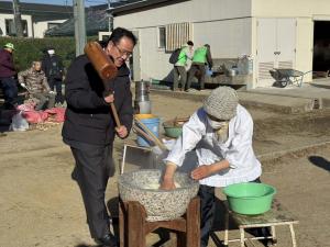 市長餅つきの状況