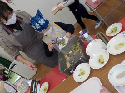 給食の配膳を行っています