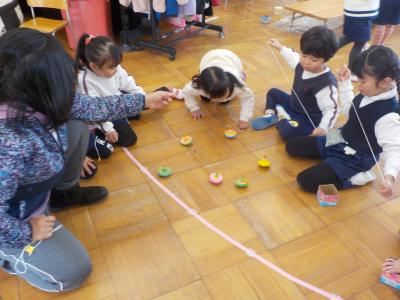 4歳児コマ遊びを楽しんでいました！