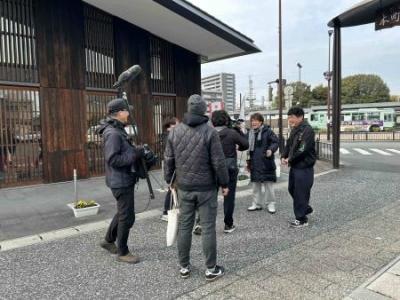 きらめきファクトリー前ロケ風景