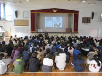 映像を見て学ぶ子供たち