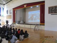 話を聞く高学年