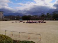 運動場で避難する子どもたち