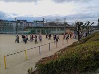 運動場へ避難する子どもたち