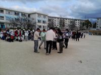 人数確認をする教員