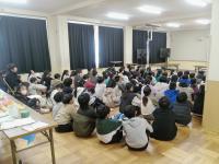 お薬教室で話を聞く5年生